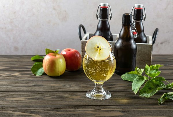 Which UK locations offer detailed workshops on traditional cider making processes?